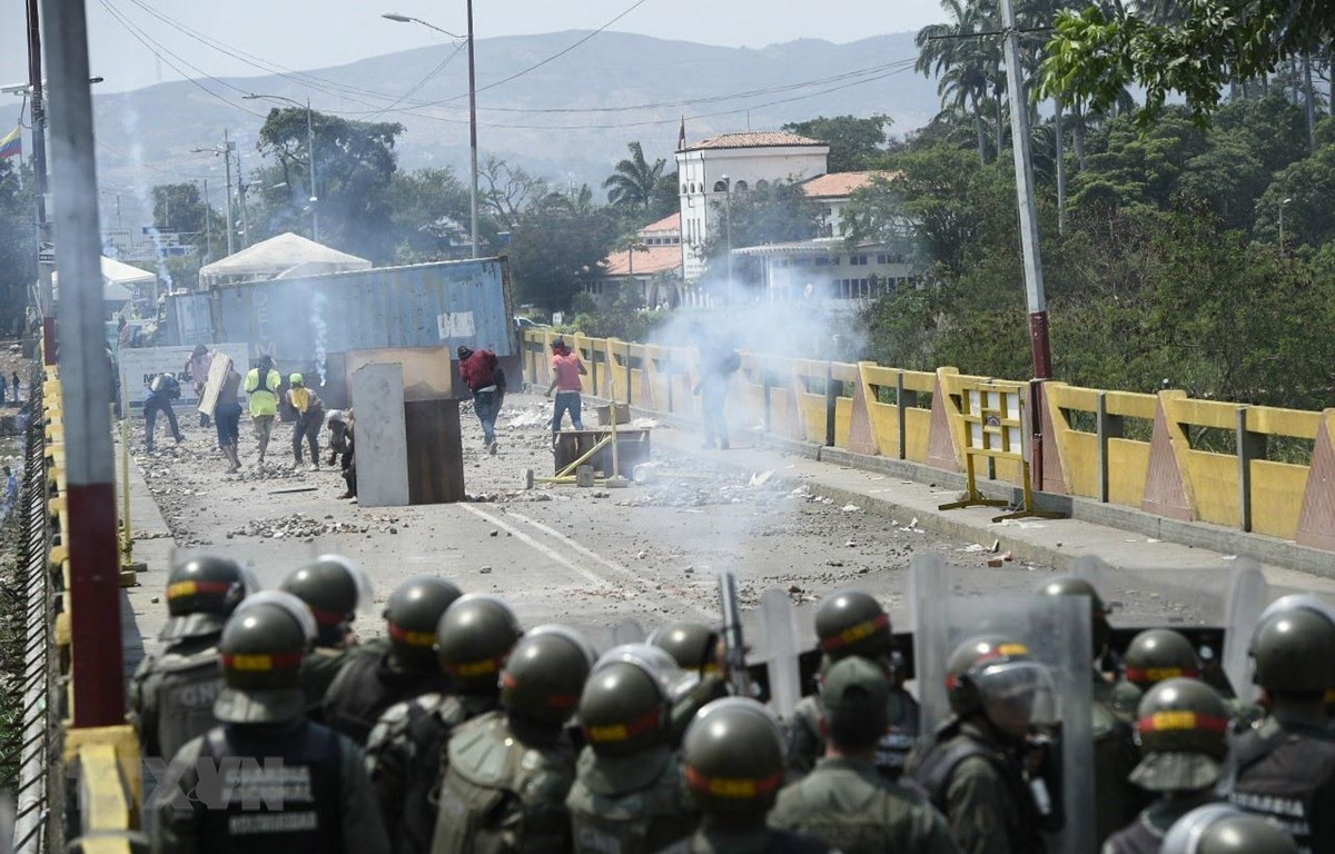 Người biểu tình ủng hộ phe đối lập xung đột với Lực lượng biên phòng Venezuela tại cây cầu quốc tế ở thành phố San Antonio del Tachira, giáp giới Colombia ngày 24/2/2019. (Ảnh: AFP/TTXVN)