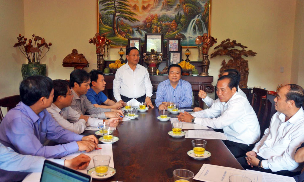 Leaders of Long An and Ha Tinh provinces exchange experience in administration and management