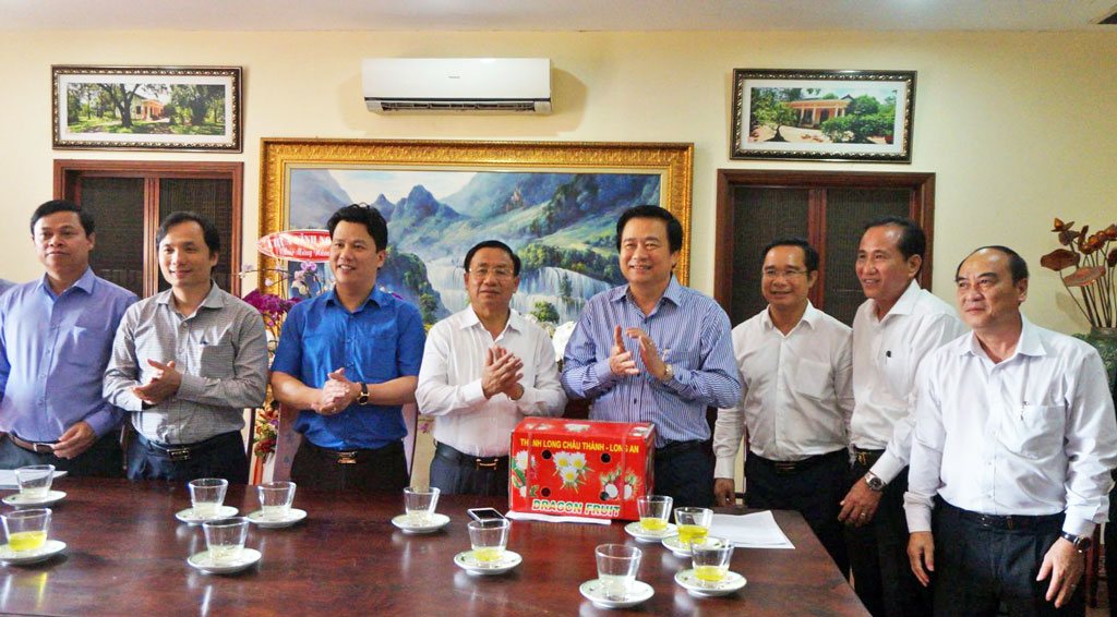 Leaders of Long An and Ha Tinh provinces exchange experience in administration and management