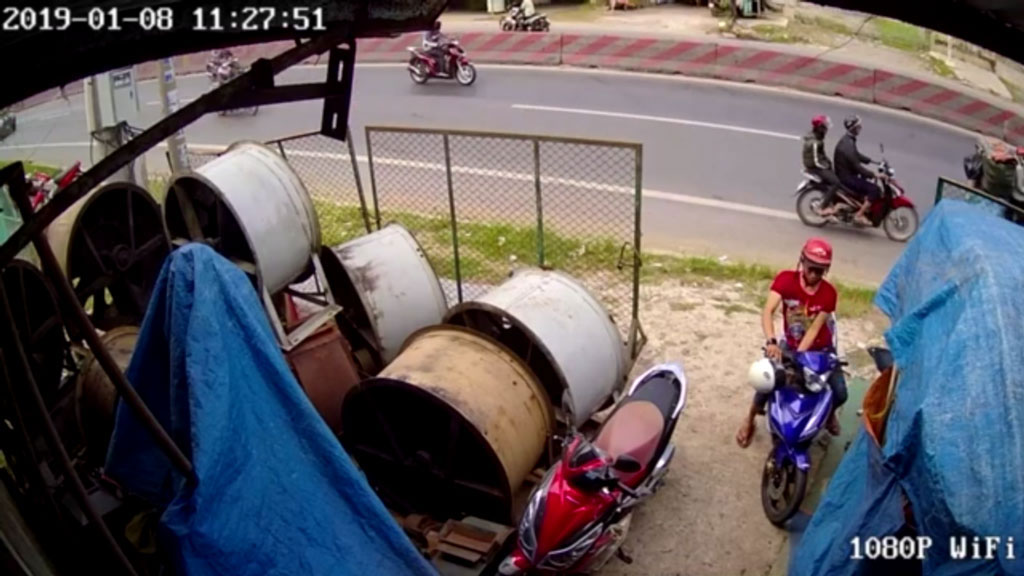 Một đối tượng trộm xe máy ở địa bàn TP.Tân An bị camera ghi lại