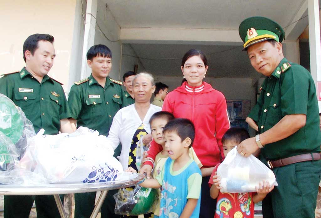 Đại tá Nguyễn Văn Quan - Bí thư Đảng ủy, Chính ủy Bộ đội Biên phòng tỉnh tặng quà tết cho nhân dân biên giới       