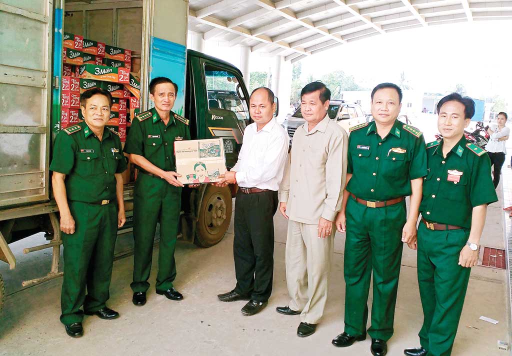 Đại tá Phạm Phú Phước - Chỉ huy trưởng Bộ đội Biên phòng Long An, tặng quà cho chính quyền, lực lượng vũ trang nhân dịp Tết Cổ truyền Chol Chnam Thmay. Ảnh: M.L