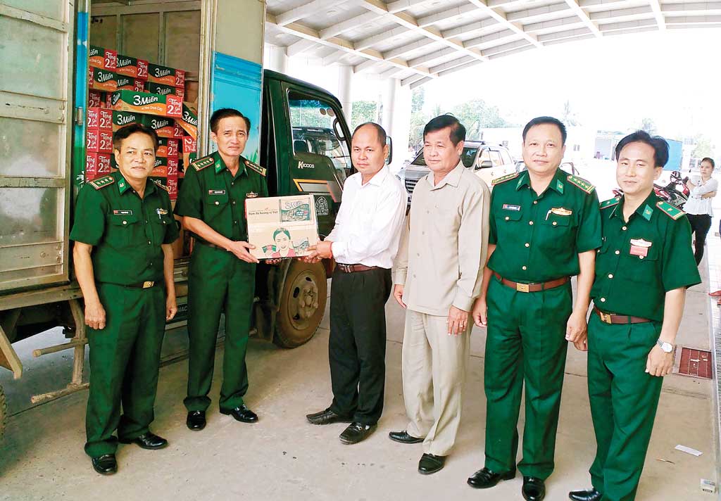 Xây dựng đường biên giới hòa bình, hữu nghị, hợp tác và phát triển Đại tá Phạm Phú Phước - Chỉ huy trưởng Bộ đội Biên phòng Long An, tặng quà cho chính quyền, lực lượng vũ trang nhân dịp Tết Cổ truyền Chol Chnam Thmay. Ảnh: M.L