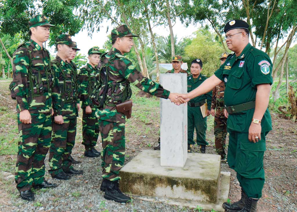 Xây dựng đường biên giới hòa bình, hữu nghị, hợp tác và phát triển Đoàn kết xây dựng biên giới hòa bình, hữu nghị, hợp tác cùng phát triển Ảnh: M.L