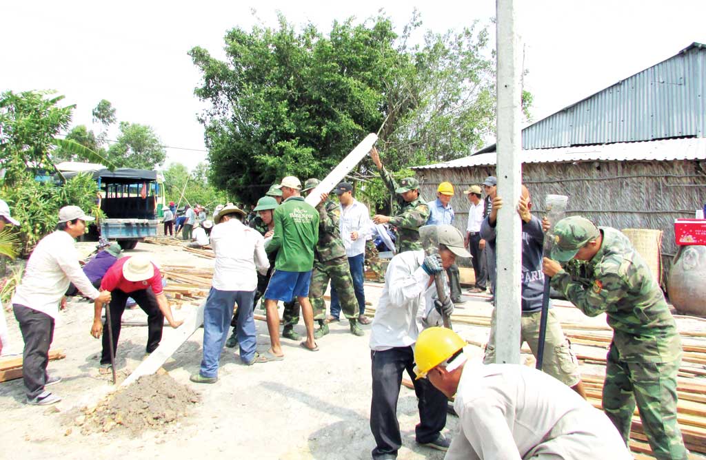 Cán bộ, chiến sĩ biên phòng tham gia giúp dân làm nhà