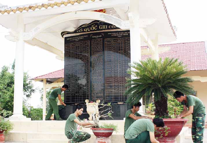 Cán bộ, chiến sĩ Đồn Biên phòng Long Khốt lao động tạo cảnh quan xanh, sạch, đẹp đài tưởng niệm các anh hùng liệt sĩ hy sinh tại Long Khốt. Ảnh: Hùng Hoàng