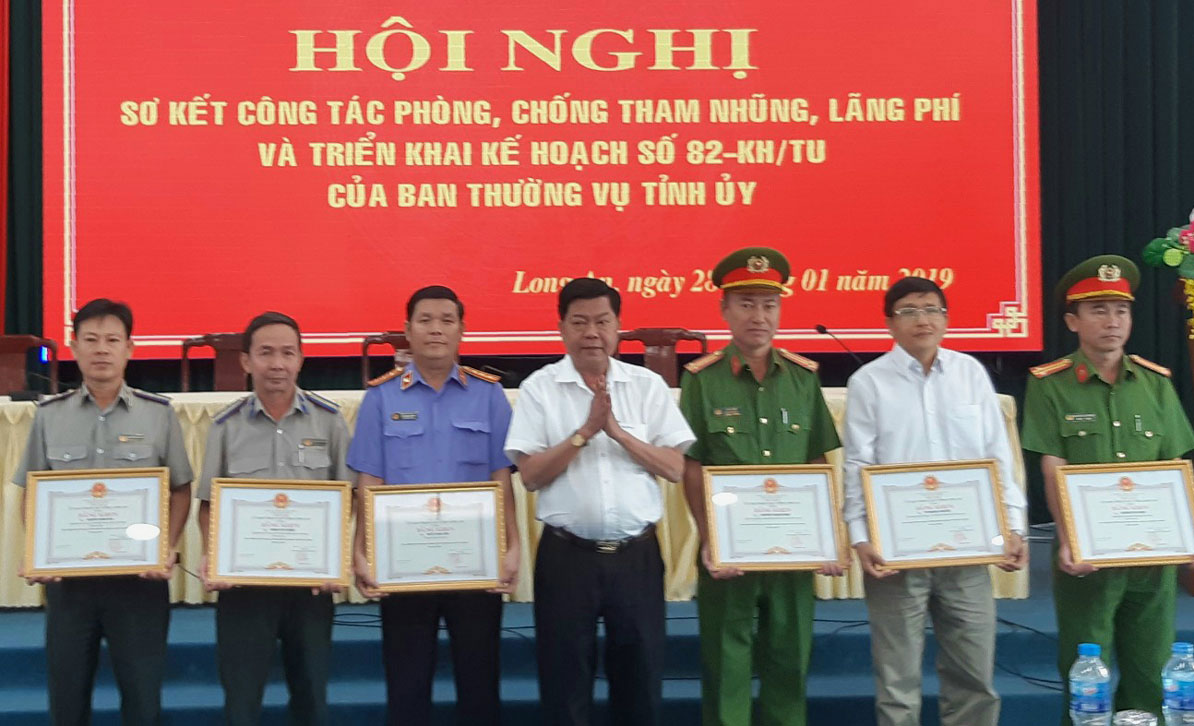 Đẩy mạnh công tác phòng, chống tham nhũng Các cá nhân được Chủ tịch UBND tỉnh tặng Bằng khen trong công tác phòng, chống tham nhũng, lãng phí. Ảnh: Kiên Định