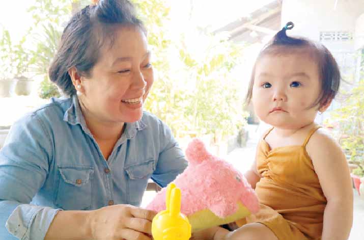 Vừa làm tròn thiên chức người mẹ, chị Huỳnh Thị Nên vừa thay chồng nuôi dạy con