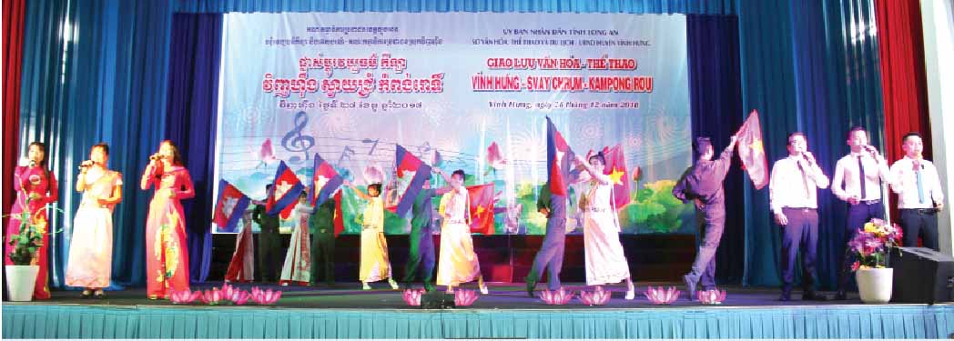 Sở Văn hóa - Thể thao và Du lịch phối hợp UBND huyện Vĩnh Hưng tổ chức giao lưu văn hóa, thể thao với 2 huyện Svay Chrum và Kampong Rou, tỉnh Svay Rieng, Vương quốc Campuchia