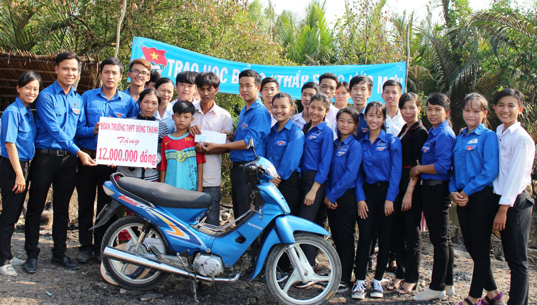 Bí thư Đoàn trường THPT Đông Thạnh - Huỳnh Trung Hiếu (thứ 2, trái qua) cùng đoàn viên, thanh niên của trường đến thăm, trao quà cho em Đoàn Thanh Hậu - học sinh Trường THCS Tân Tập (xã Tân Tập, huyện Cần Giuộc), có nhà bị hỏa hoạn