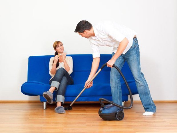 Nam giới được khuyến khích làm nhiều việc nhà hơn. (Nguồn: Mother Nature Network)