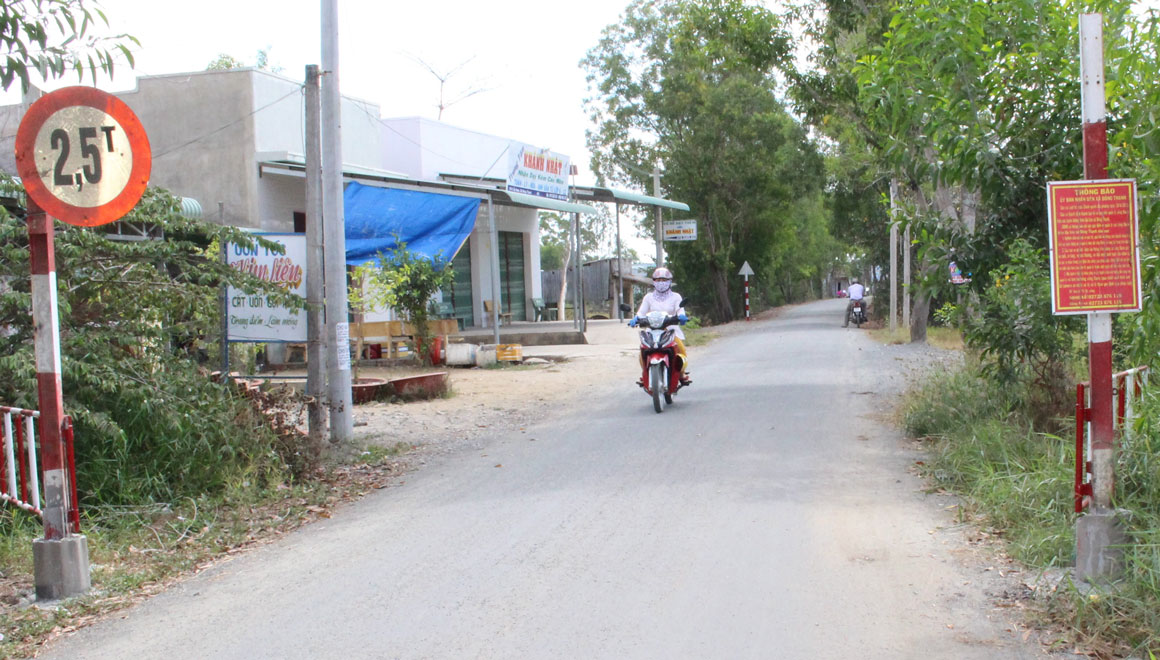 Tuyến đường Huỳnh Văn Năm được láng nhựa khang trang làm cho bộ mặt nông thôn thêm khởi sắc