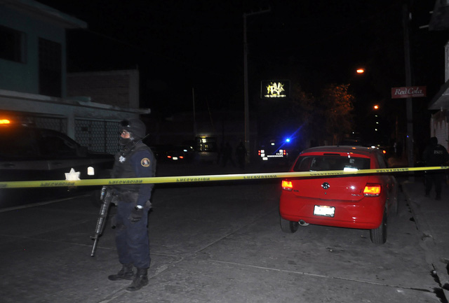 Cảnh sát nhanh chóng có mặt tại hiện trường đẫm máu nơi vụ xả súng làm 13 người chết tại chỗ ở câu lạc bộ nam La Playa ở thành phố Salamanca, Mexico - Ảnh: Reuters