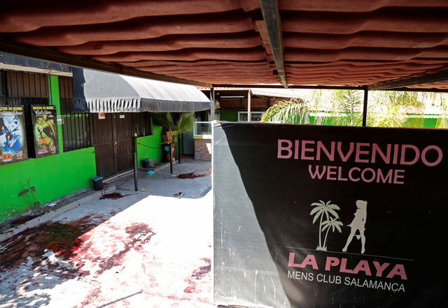 Hiện trường đẫm máu nơi vụ xả súng làm 13 người chết tại chỗ ở câu lạc bộ nam La Playa ở thành phố Salamanca, Mexico - Ảnh: Reuters