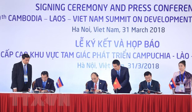 Thủ tướng 3 nước Campuchia-Lào-Việt Nam ký Tuyên bố chung Hội nghị Cấp cao CLV 10. (Ảnh: TTXVN)