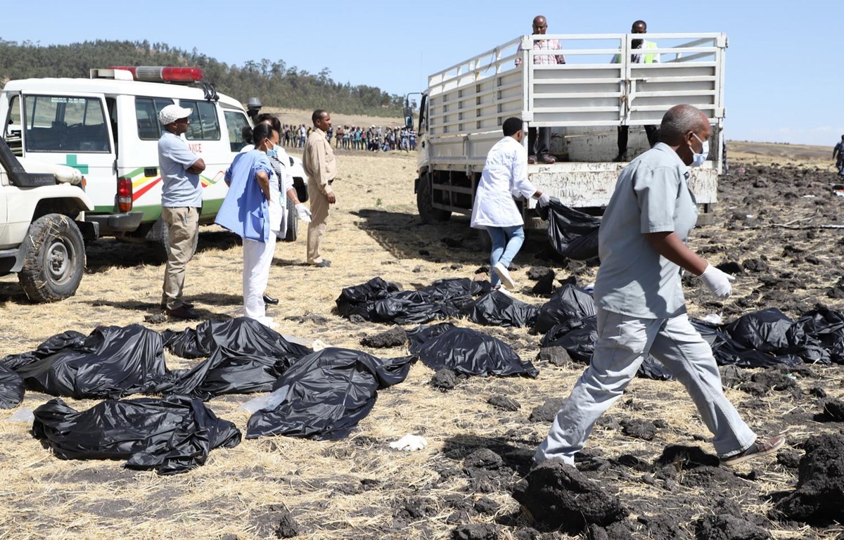 Chuyển thi thể nạn nhân tại hiện trường vụ rơi máy bay của hãng hàng không Ethiopian Airlines gần Bishoftu, Ethiopia, ngày 10/3/2019. (Nguồn: AFP/TTXVN)