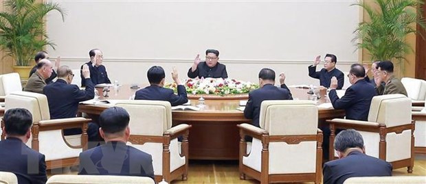 Nhà lãnh đạo Triều Tiên Kim Jong-un (giữa, phía xa) chủ trì phiên họp của Ban chấp hành Trung ương Đảng Lao động Triều Tiên tại Bình Nhưỡng. (Nguồn: Yonhap/TTXVN)