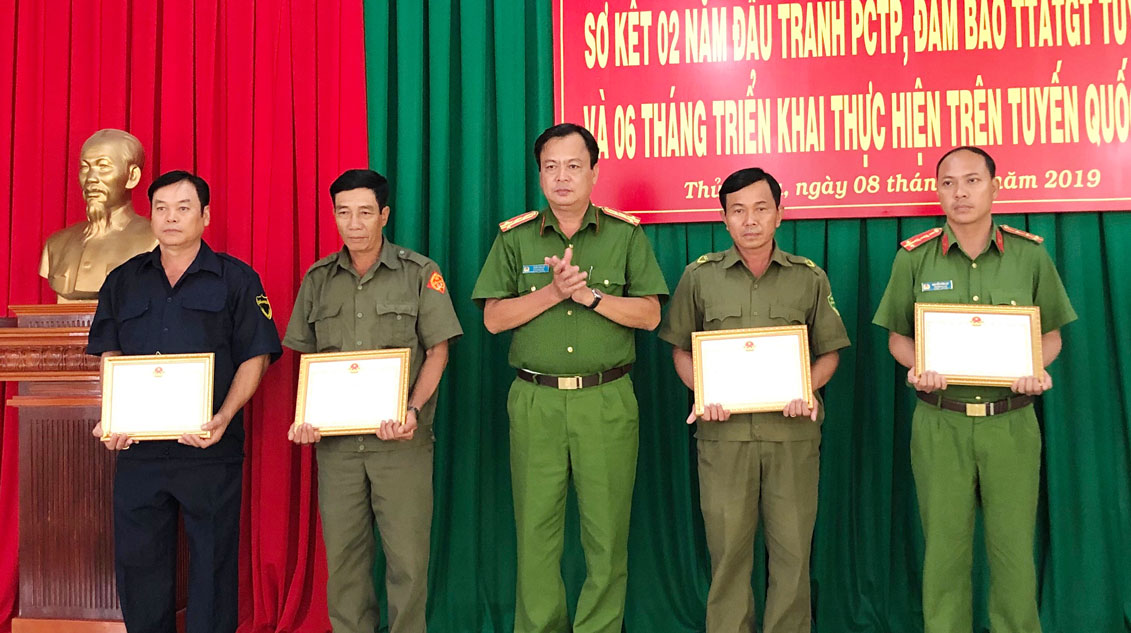 Đại tá Trần Văn Hà trao giấy khen cho 4 tập thể