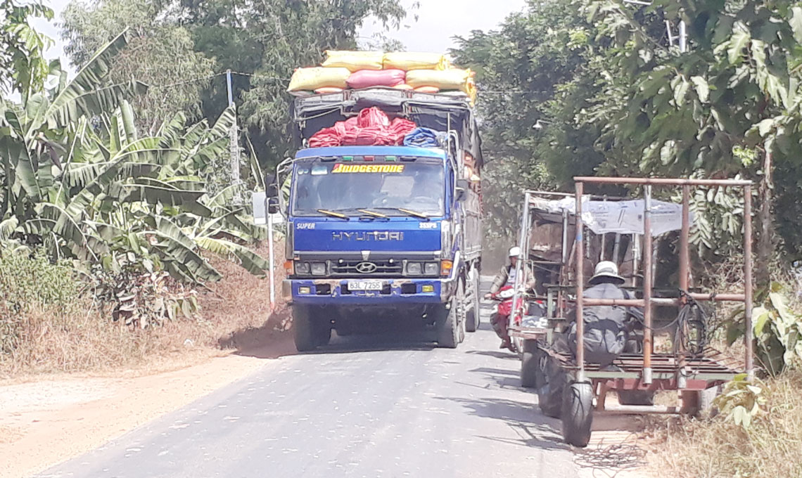Vào mùa thu hoạch lúa, nhiều xe tải trọng lớn chở nông sản hoạt động ngày đêm, trong khi tuyến đường này nhỏ, hẹp, dễ dẫn đến tai nạn