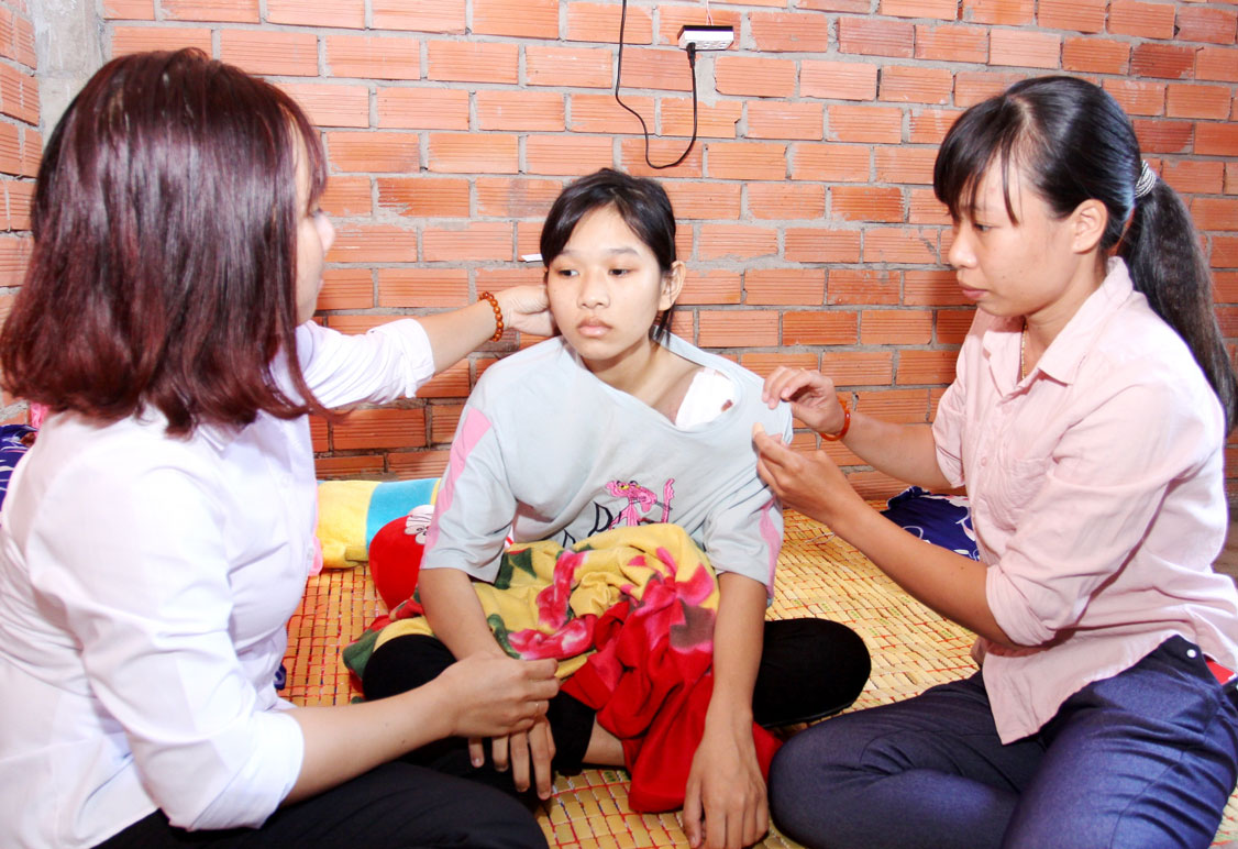 Thầy cô Trường THPT Chu Văn An động viên Thi cố gắng vượt qua bệnh tật