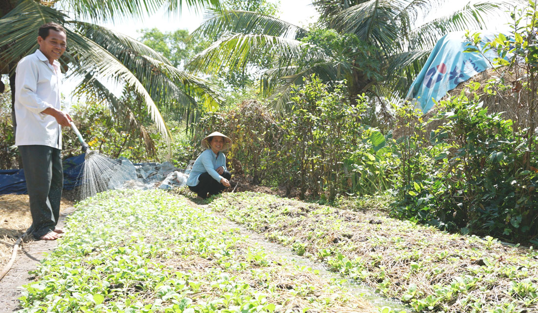 Vợ chồng chị Mai Thị Lộc cùng nhau làm việc để xây dựng cuộc sống gia đình