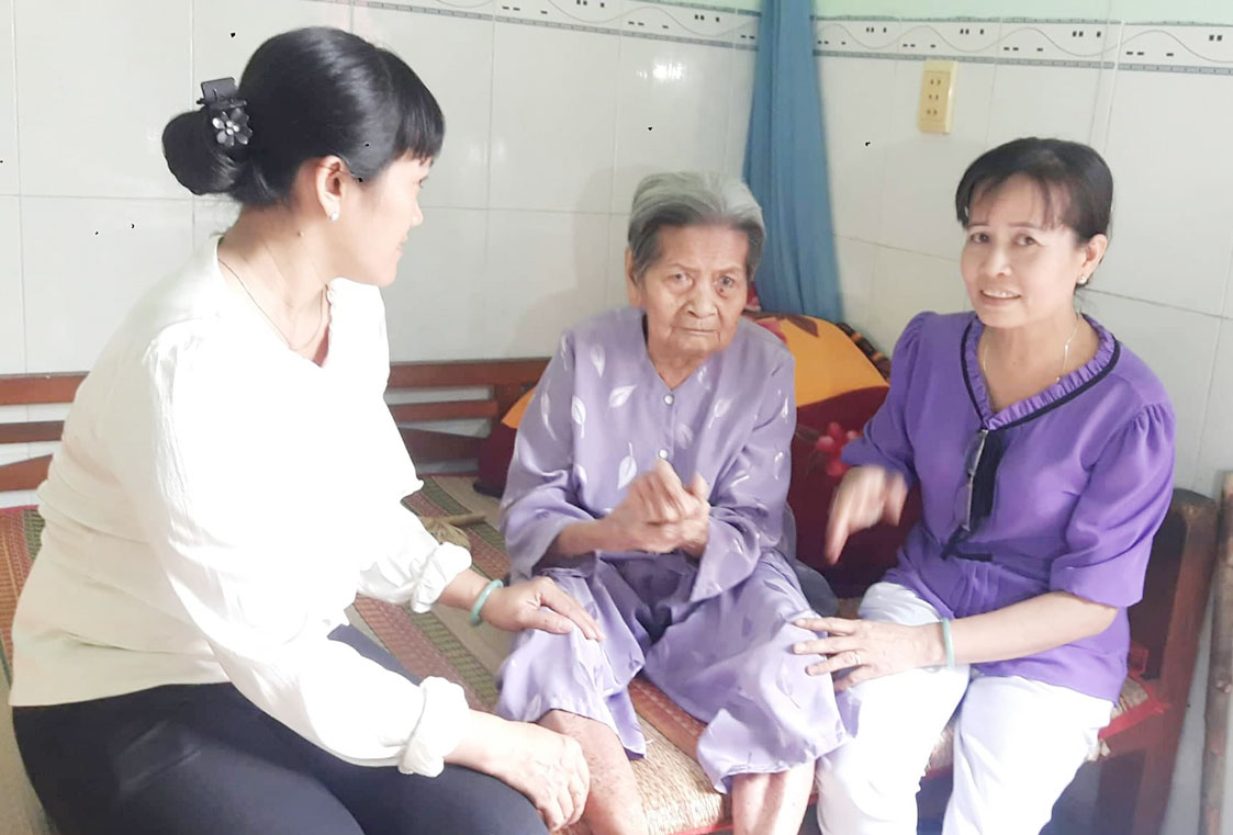 Chị Phạm Thị Minh Lý (bìa phải) xây dựng gia đình no ấm, hạnh phúc