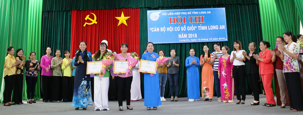 Chị Trần Thị Ngọc Thùy (bìa phải, hàng đầu) đại diện huyện Đức Hòa nhận bằng khen tại Hội thi Cán bộ hội giỏi