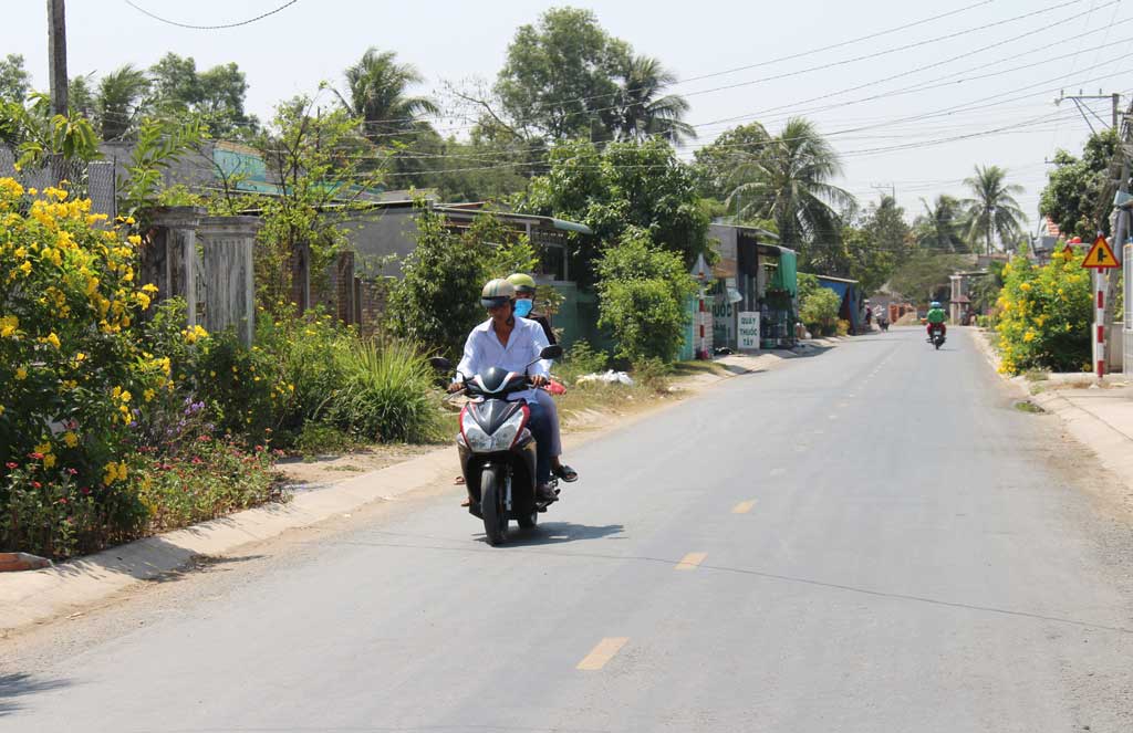 Với sự đóng góp sức người, sức của của người dân, nhiều tuyến đường trên địa bàn xã Long Hiệp được láng nhựa khang trang