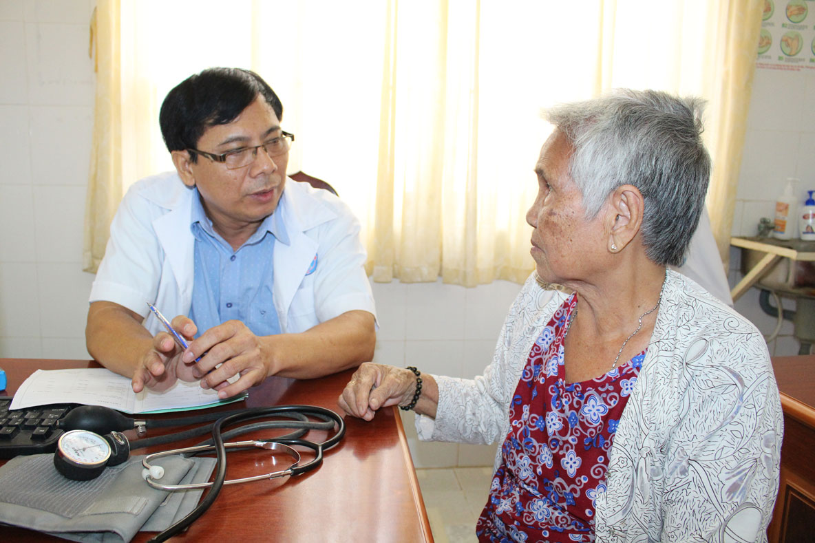 Những thầy thuốc của nhân dân BS.CKII Võ Văn Hận làm việc với phương châm “Sống vì mọi người; đối với bệnh nhân thì thương yêu như người thân của mình”