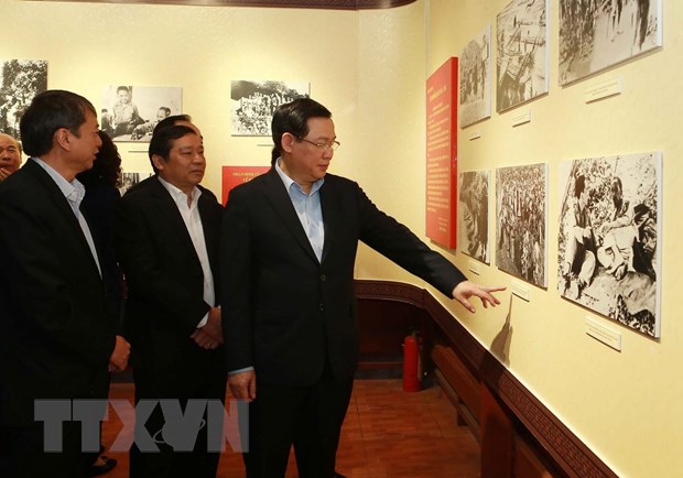 Phó Thủ tướng Vương Đình Huệ tham quan gian trưng bày ảnh tại Nhà tưởng niệm Bác Hồ ở xã Đức Long, thuộc Khu di tích lịch sử quốc gia đặc biệt địa điểm Chiến thắng Biên giới 1950 của huyện Thạch An. (Ảnh: Doãn Tấn/TTXVN)