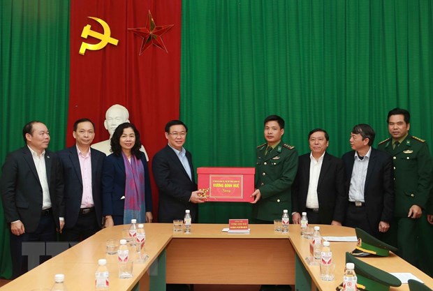 Phó Thủ tướng Vương Đình Huệ thăm, tặng quà Đồn Biên phòng Đức Long, huyện Thạch An. (Ảnh: Doãn Tấn/TTXVN)