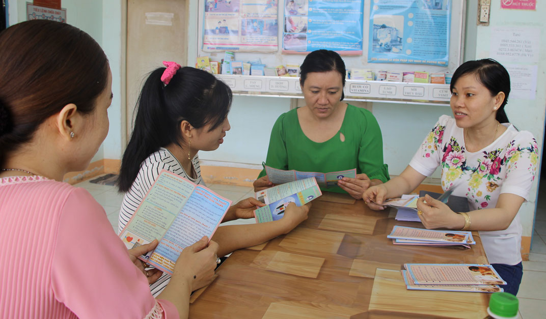 Chị Phan Thị Út cho biết, nhờ có chiến dịch mà kết quả công tác dân số - kế hoạch hóa gia đình tại xã Long Thuận tăng lên đáng kể. (Trong ảnh: Chị em đến nghe tư vấn về kế hoạch hóa gia đình tại Trạm Y tế xã)