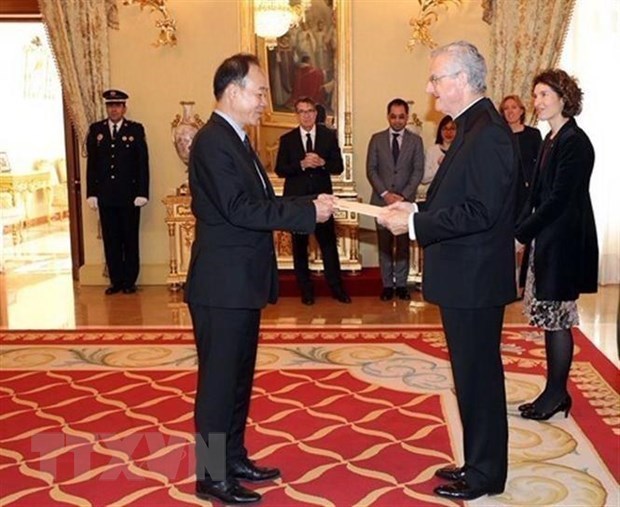 Ambassador Nguyen Thiep presents his credentials to Co-Monarch of Andorra, Archbishop of Urgell Joan-Enric Vives Sicilia (Source: VNA)