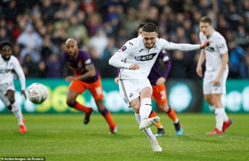 Swansea dẫn 2-0 Man City sau 29 phút bóng lăn (Ảnh: Reuters).