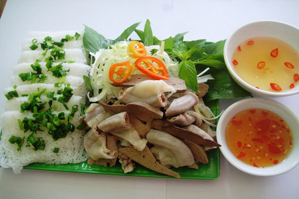 Món ăn gây thương nhớ khi đến vùng đất 'hoa vàng trên cỏ xanh' Món ăn này gồm 2 phần rõ rệt là bánh hỏi và lòng heo. Ảnh: I.T