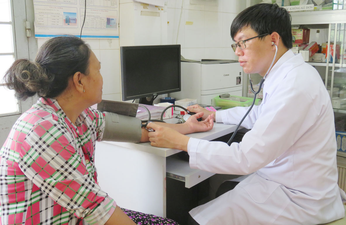 Bác sĩ Trạm Y tế xã Tân Hòa khám bệnh, chăm sóc sức khỏe ban đầu cho người dân