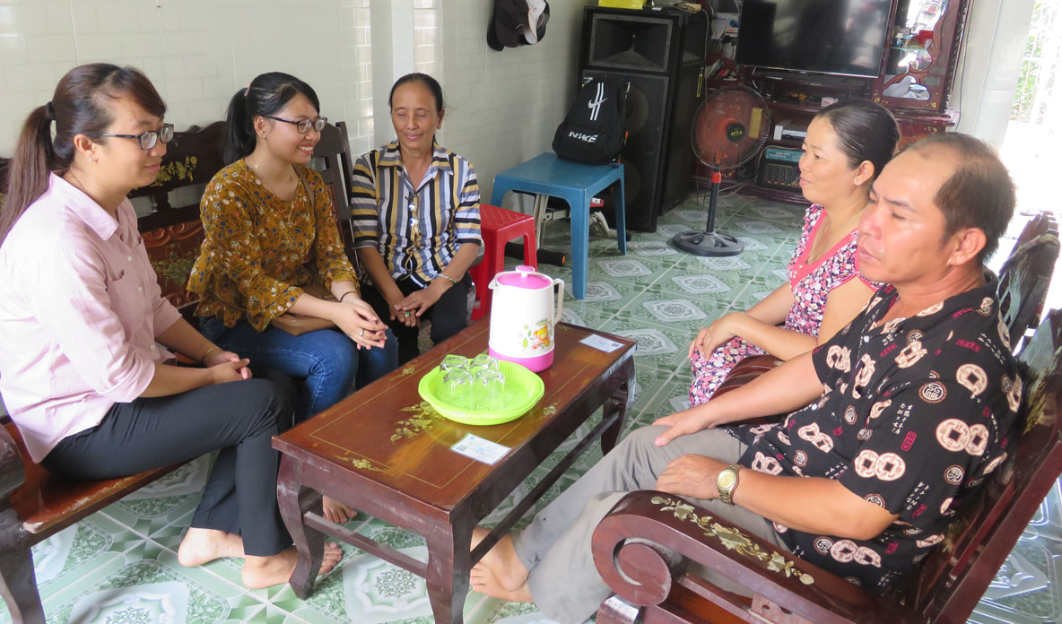 Bà Đặng Thị Thu Hà (áo sọc) trao đổi, tư vấn về bảo hiểm y tế đến hộ gia đình ở xã Lương Hòa