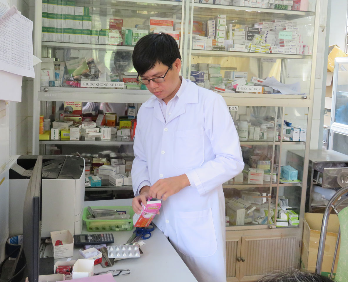 Bác sĩ Trạm Y tế xã Tân Hòa chuẩn bị thuốc phục vụ khám, chữa bệnh cho người dân tham gia BHYT