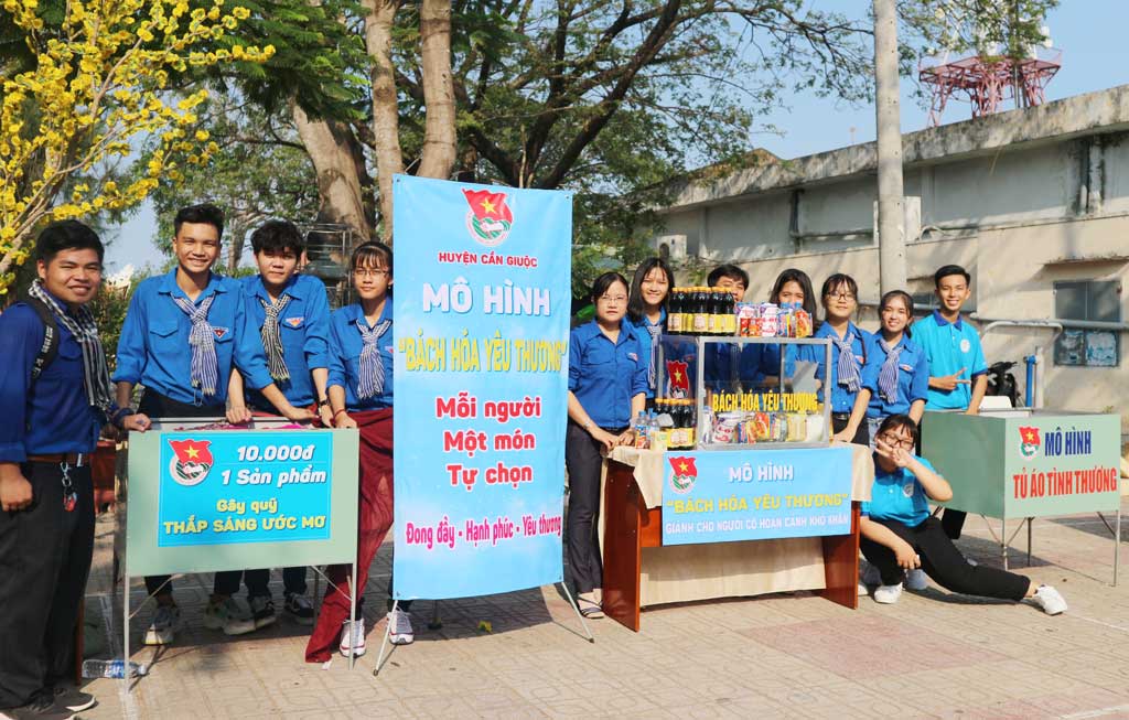 Hành trình 5 năm không phải là dài, nhưng đủ để Nguyễn Lâm Phúc Giang (thứ 3, trái qua) cùng câu lạc bộ làm được vô số công trình “nho nhỏ”, giúp đỡ nhiều người