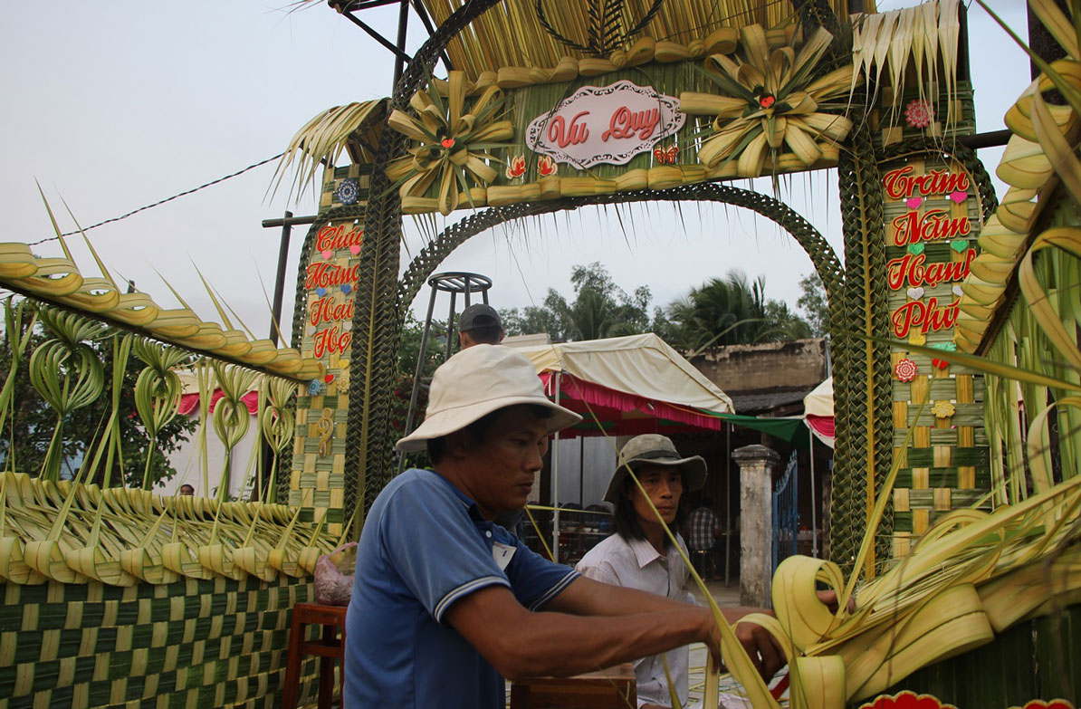 Chiếc cổng cưới lá dừa được người thân, hàng xóm góp sức làm trong ngày trọng đại hẳn là ý nghĩa hơn nhiều chiếc cổng hoa dịch vụ rập khuôn