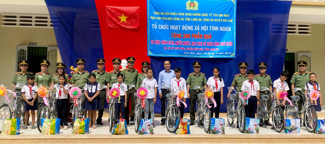 Đoàn trao 10 chiếc xe đạp cho trẻ em có hoàn cảnh khó khăn
