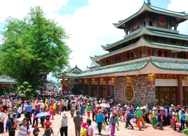 Những tháng đầu năm, rất đông du khách đến viếng chùa Bà (Châu Đốc, An Giang)