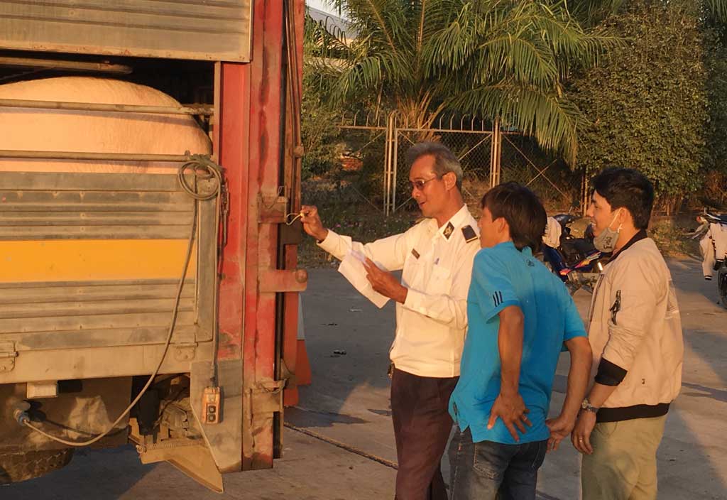 Cán bộ thú y kiểm tra niêm phong thùng xe tại chốt xã An Thạnh, huyện Bến Lức