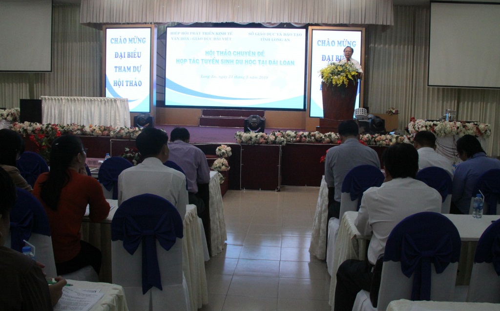 Seminar on enrollment cooperation for overseas study in Taiwan Deputy Director of Long An Department of Education and Training - Huynh Thanh Phong spoke at the seminar