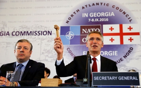 Thủ tướng Gruzia Giorgi Kvirikashvili và Tổng Thư ký NATO Jens Stoltenberg. Ảnh: GeorgianJournal