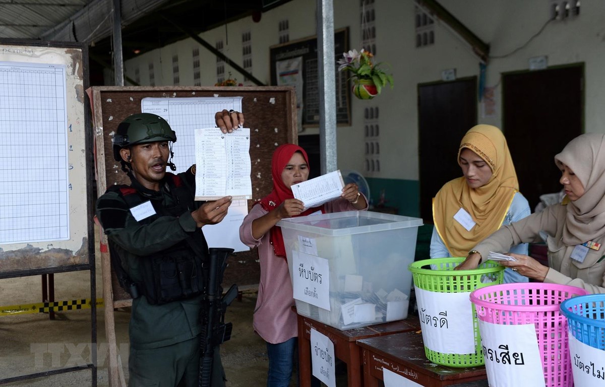 Nhân viên an ninh và nhân viên bầu cử Thái Lan kiểm kết quả bỏ phiếu tại một điểm bầu cử ở Narathiwat. (Nguồn: AFP/TTXVN)