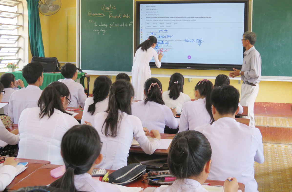 Thầy và trò Trường THPT Nguyễn Hữu Thọ trong tiết học Tiếng Anh