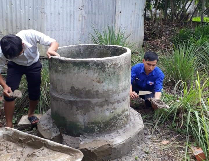 Đội tình nguyện xã Long Thượng hỗ trợ người dân xây dựng lò đốt rác
