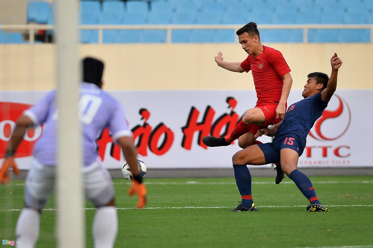Saringkan (áo xanh) là thủ lĩnh hàng thủ U23 Thái Lan