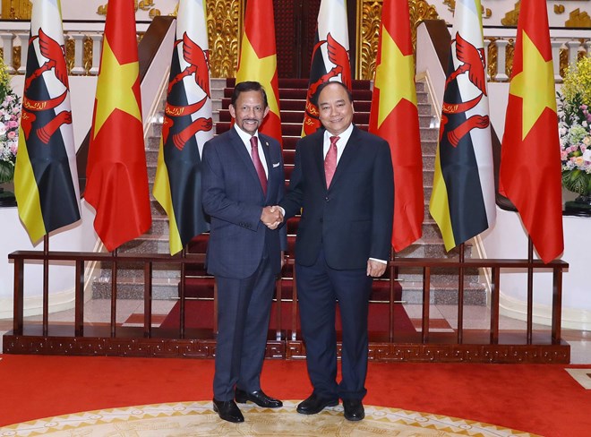 PM Phuc stresses significance of Vietnam-Brunei comprehensive partnership Prime Minister Nguyen Xuan Phuc (right) and Sultan of Brunei Haji Hassanal Bolkiah (Photo: VNA)
